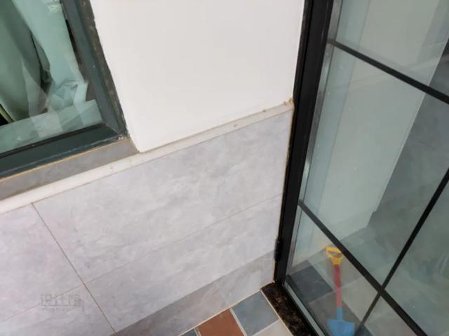 阳台墙砖都空了(阳台的砖空了 会不会掉)